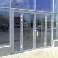 Установка под ключ входных алюминиевых дверей в Москве от компании «Лучшие окна»